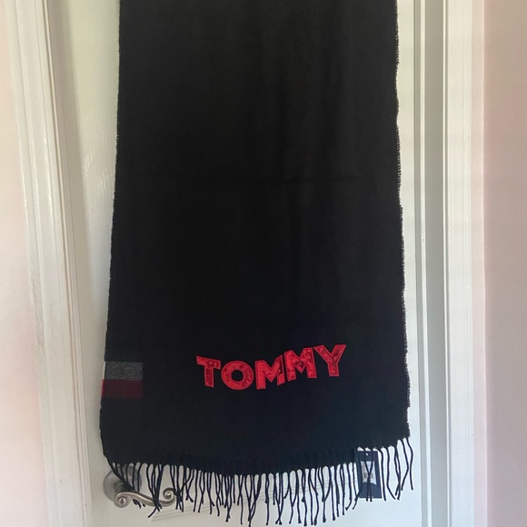 BNWT stunning tommy hilfiger scarf - Picture 4 of 5